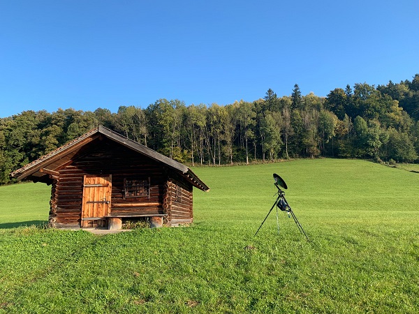 Zur Aufzeichnung von Zugrufen wurd ein Parabolspiegel mit Aufnahmegerät eingesetzt. Einige Teilnehme lauschten per Kopfhörer den durch dieses Gerät sehr stark verstärkten Vogelrufen.