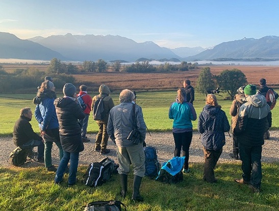 In Momenten ohne ziehende Vögel konnten bei herrlicher Aussicht und strahlendem Sonnenschein theoretische Aspekte des Vogelzuges besprochen werden.