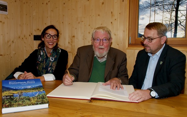 Prof. Dr. Succow bei der Eintragung ins goldene Buch der Marktgemeinde Murnau (v.l..n.r Frau Succow - Vorsitzende des Stiftungsrates der Succow Stiftung,  Herr Prof. Dr. Succow und Herr Beuting - Erster Bürgermeister des Marktes Murnau)