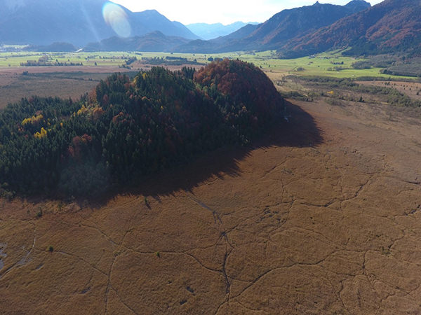 Vom Moos umgebener Steinköchel, Blick nach Süden (Foto: Landratsamt Garmisch-Partenkirchen).